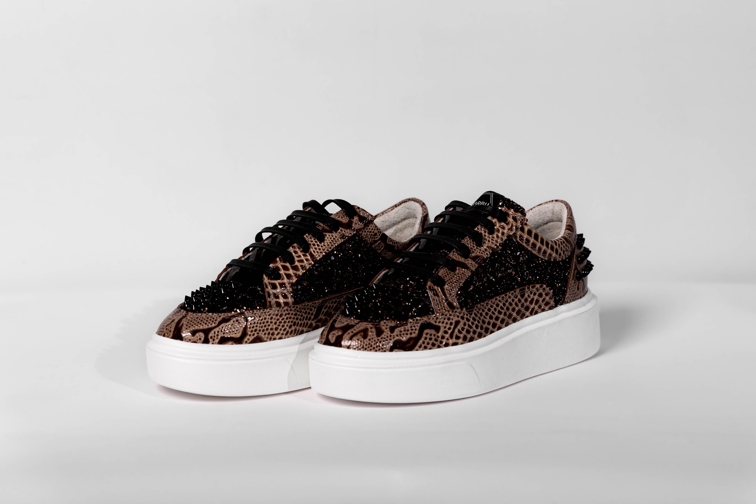 Low sneakers MJ101-01